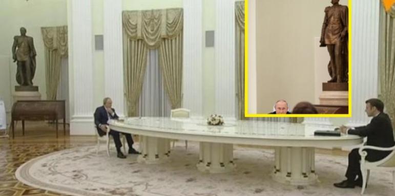 Вижте масата на Путин. Послание ли ни прати?